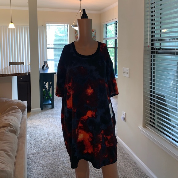 LuLaRoe Tops - BRAND NWT LulaRoe Orange & Blue Shirt size XL